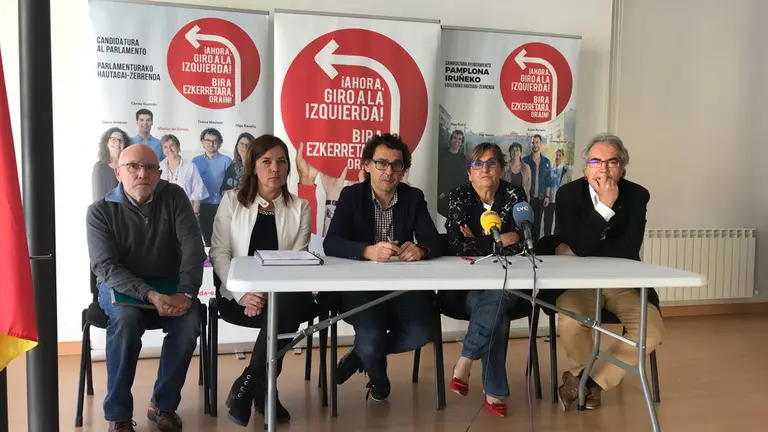El equipo de Izquierda Ezkerra en una rueda de prensa en su sede. CEDIDA