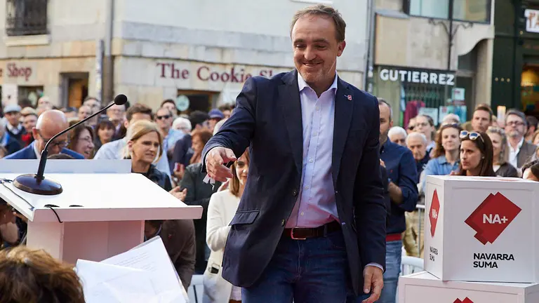 Inés Arrimadas, y el candidato a la presidencia Javier Esparza, participan en un acto electoral de Navarra Suma. ÍÑIGO ALZUGARAY (61)