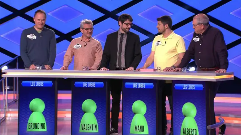 El presentador Juanra Bonet junto a Los lobos en el concurso Boom de Antena 3 ATRESMEDIA