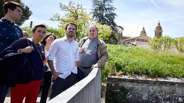 El coordinador federal de IU, Alberto Garzón, visita Pamplona junto a la candidata de I-E, Marisa de Simón, Txema Mauleón y Olga Risueño (31). IÑIGO ALZUGARAY