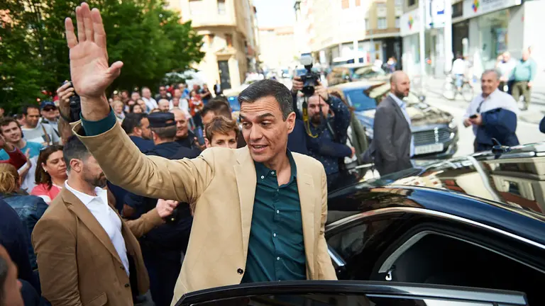 Imagen del presidente del acto del presidente del Gobierno, Pedro Sánchez, junto a María Chivite y Maite Esporrín en la Plaza del Vínculo de Pamplona. MIGUEL OSÉS