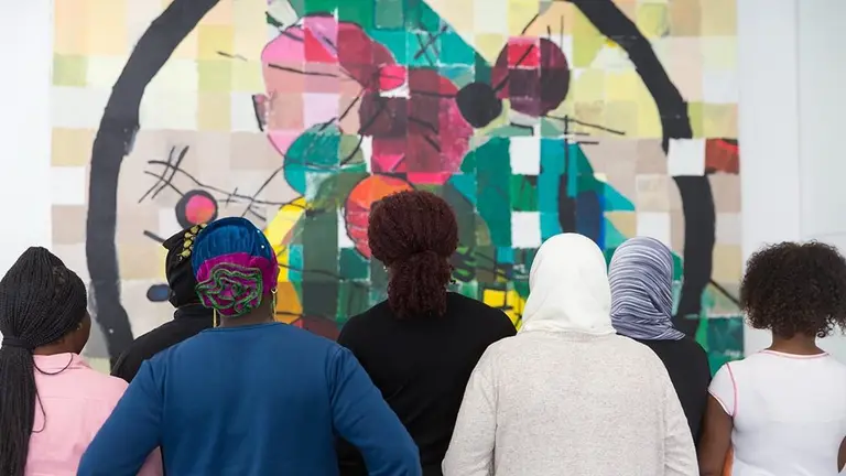 Participantes del colectivo Villa Teresita en el taller La mujer invisible organizado con motivo del Día Internacional de los Museos. MANUEL CASTELLS (2)