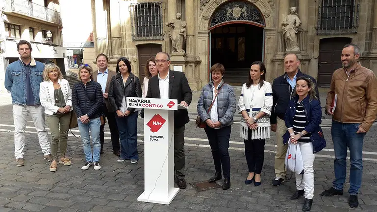 El candidato de Navarra Suma a la alcaldía del Ayuntamiento de Pamplona, Enrique Maya, en un acto electoral en la Plaza del Ayuntamiento IMAGEN CEDIDA