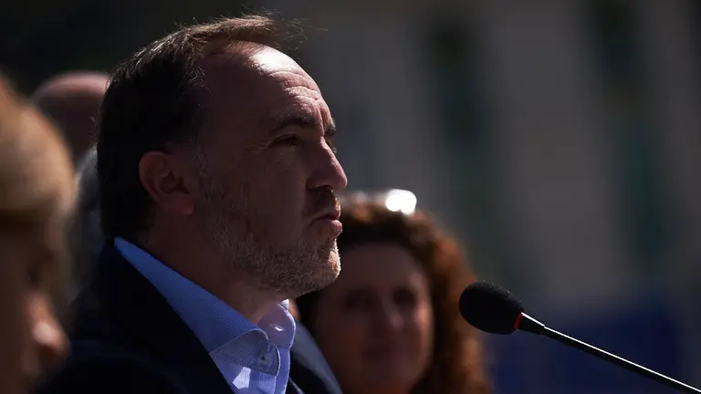 Javier Esparza ofrece una rueda de prensa en el pantano de Itoiz. PABLO LASAOSA 3