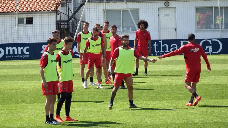 Entrenamiento de Osasuna en las instalaciones deportivas de Tajonar.