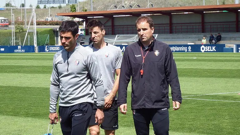 Jagoba Arrasate con sus ayudantes en Tajonar