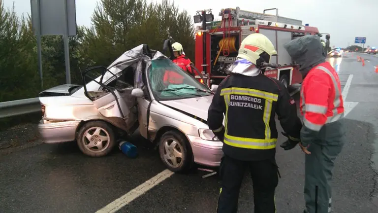 Los bomberos rescatan a una persona herida en un accidente en la autovía A-15 a la altura de Castejón POLICÍA FORAL