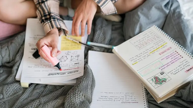 Una joven estudia para un examen CEDIDA
