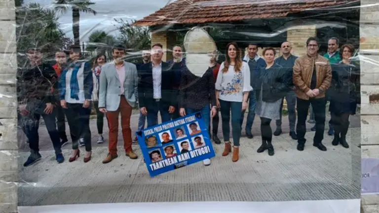 En varios carteles han “arrancado” la cara del candidato y han puedto las de los terroristas de ETA. UPN BERRIOZAR