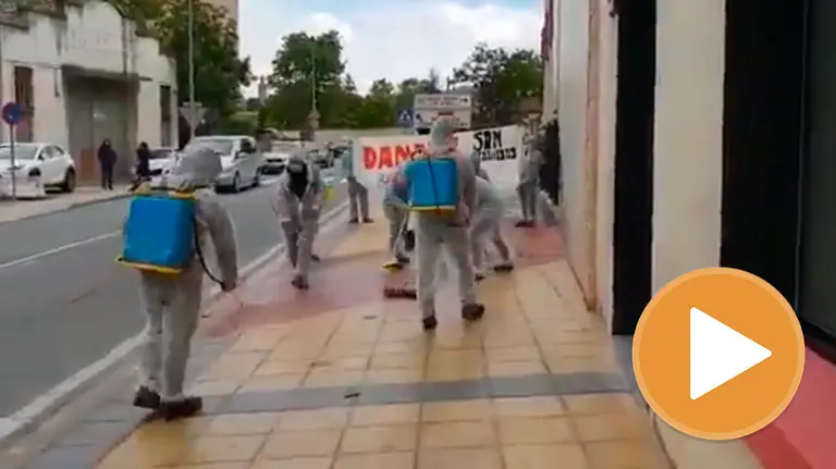 Integrantes de la izquierda abertzale limpian el suelo junto al hotel de Estella donde ha participado Albert Rivera en un acto de la campaña de Cs (player)