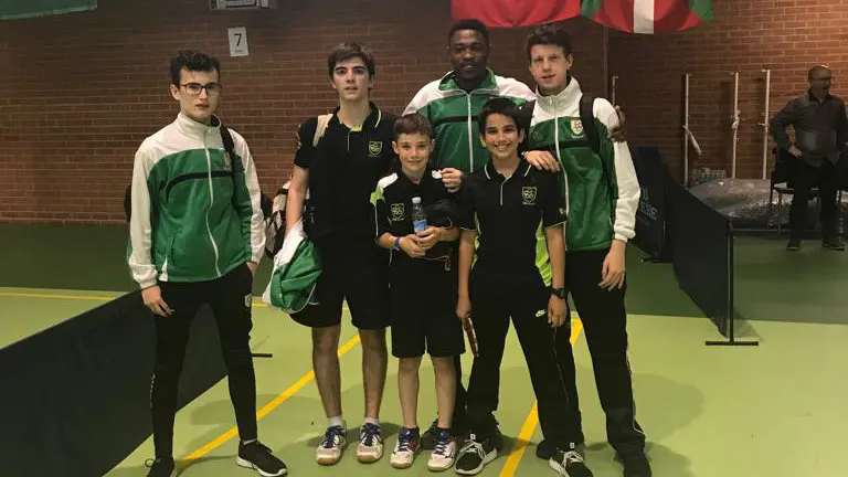 Equipo de jugadores de Oberena en el torneo de tenis de mesa disputado en Vitoria. Cedida.