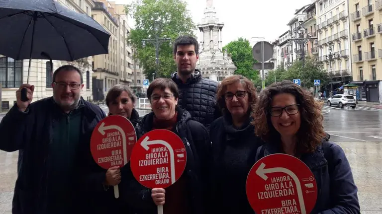 Marisa de Simón y Edurne Eguino, junto a miembros de I-E en un acto electoral en Pamplona CEDIDA