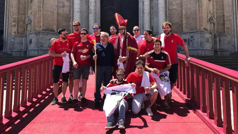 El presidente de Osasuna Luis Sabalza rodeado de aficionados rojillos en Cádiz