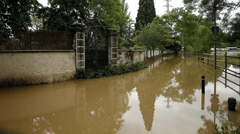 Las lluvias que prácticamente no han cesado en las últimas horas ha ocasionado la crecida del río Arga a su paso por Pamplona donde se ha producido el corte de alguna de las carreteras como la de acceso a las huertas de la Magdalena que permanece cortada desde primeras horas de esta tarde. EFE/ Jesús Diges