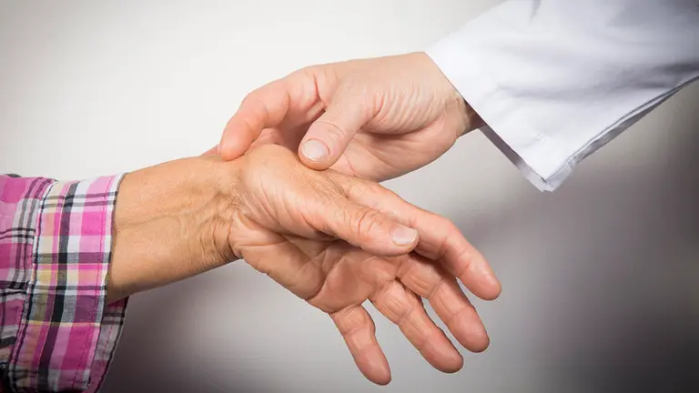 Un médico revisa el pulgar de un paciente en una consulta de un hospital ante un posible caso de rizartrosis ARCHIVO