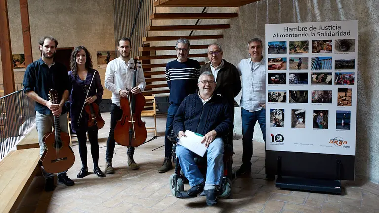 Inauguración de la exposición 'Hambre de justicia-Alimentando la solidaridad' de Iván Benítez en colaboración con el Paris 365 (01). IÑIGO ALZUGARAY