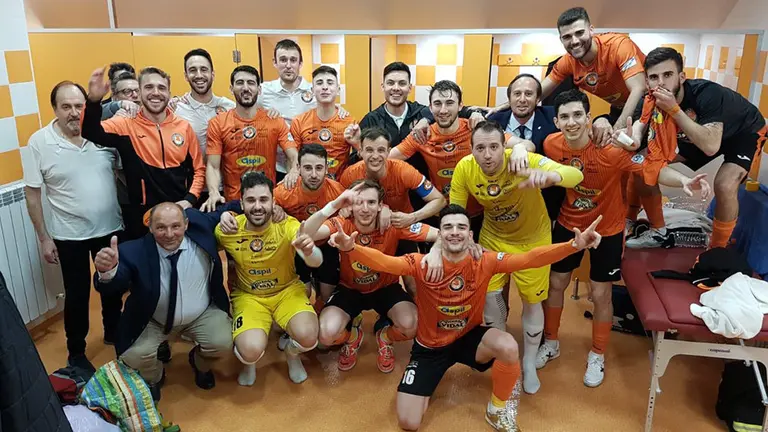 Los jugadores y técnicos del Ribera Navarra en el vestuario tras caer ante El Pozo