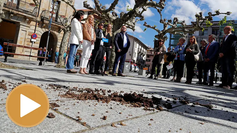 GRAFCAV4558. PAMPLONA (NAVARRA), 20/05/2019.- Dirigentes del PP se han traslado este lunes a Etxarri Aranatz para respaldar al candidato a la alcald..a Manuel Leal (c) en un acto en la plaza principal de la localidad, donde un grupo de j..venes les ha recibido con una pancarta contra el fascismo, gritos de corruptos y cuneteros, y esti..rcol repartido por el suelo. Bajo la vigilancia de la Guardia Civil, el acto ha contado con la presencia de los presidentes del PP en Navarra y Catalu..a, Ana Beltr..n (2i) y Alejandro Gonz..lez (d), y la diputada Cayetana ..lvarez de Toledo(2d) que han sido recibidos con silbidos y gritos de "vosotros fascistas sois los terroristas". EFE/ Villar L..pez