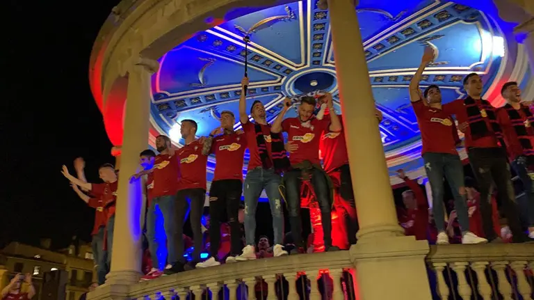Jugadores de Osasuna celebran el ascenso en la plaza del Castillo de Pamplona NAVARRACOM