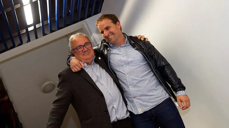 GRAF5096. PAMPLONA (NAVARRA), 21/05/2019.- El entrenador de Osasuna, Jagoba Arrasate (d), y el presidente Luis Sabalza (i) se abrazan bajo el le..n del escudo del club rojillo. La directiva, el cuerpo t..cnico y los jugadores de Osasuna han seguido el partido que ha enfrentado a Albacete y Granada y que ha posibilitado su ascenso matem..tico a Primera divisi..n en el estadio de El Sadar. EFE/I..aki Porto