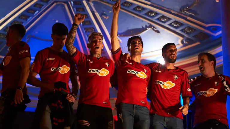 Osasuna celebra su ascenso a primera división en la Plaza del Castillo de Pamplona. PABLO LASAOSA 19
