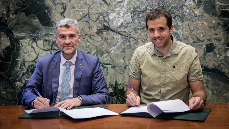 El rector de la Universidad Pública de Navarra, Alfonso Carlosena, y el presidente de la Mancomunidad de la Comarca de Pamplona, Aritz Ayesa