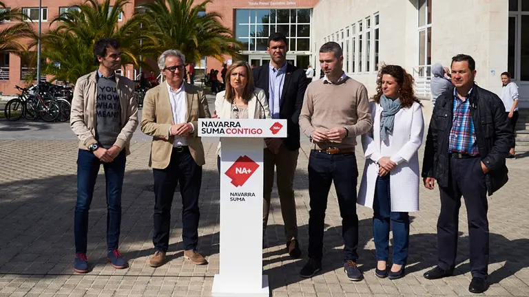 Cristina Ibarrola en un acto de campaña ante el Complejo Hospitalario de Navarra. PABLO LASAOSA