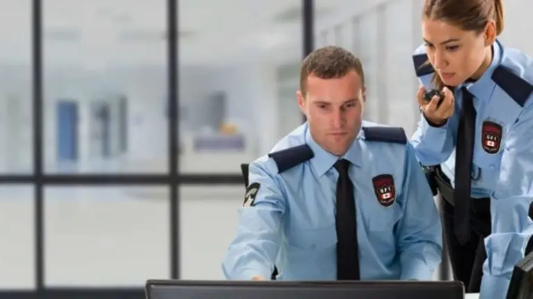 Dos trabajadores de seguridad privada revisan cámaras de seguridad. ARCHIVO