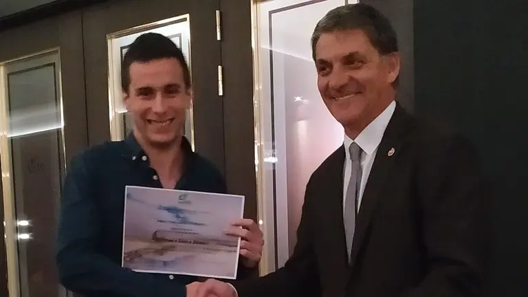 Entrega en Pamplona del Premio Tomás Rubio de Villanueva a Fermín Tabar Liberal, graduado de la UPNA, entregado por Ángel Jiménez, decano del Colegio Oficial de Ingenieros Agrónomos de Aragón, Navarra y País Vasco. UPNA