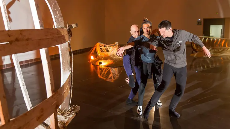 Los coreógrafos y bailarines Jon Maya, Cesc Gelabert e Israel Galván danzan en la instalación El no retorno de Cecilia Paredes, en el Museo Universidad de Navarra Foto MANUEL CASTELLS MUN