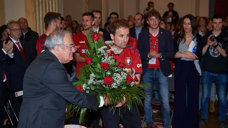 La plantilla de Osasuna acude a la capilla de San Fermín para ofrecer el ascenso al santo. MIGUEL OSÉS 1 (10)