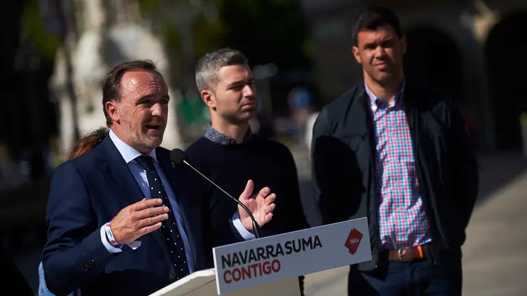 Javier Esparza en un acto de campaña frente al Gobierno de Navarra. PABLO LASAOSA 3
