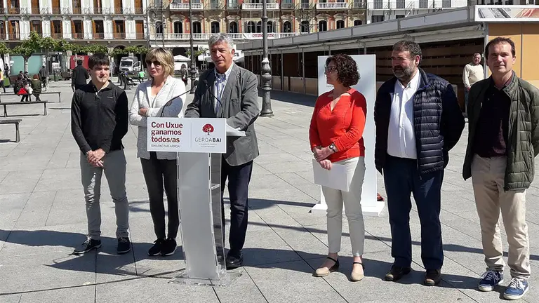 n un acto electoral en la plaza del Castillo de Pamplona, los candidatos de Geroa Bai al Parlamento de Navarra Koldo Martínez e Isabel Aranburu han hecho un balance de la labor del Gobierno foral. EUROPA PRESS