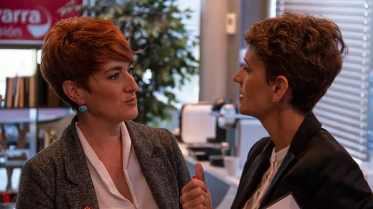 Bakartxo Ruiz (EH Bildu) y María Chivite (PSN) conversan antes del debate electoral de los 6 candidatos al Gobierno de Navarra. NOEMÍ VERA