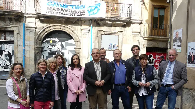 El equipo municipal de Navarra Suma frente al gaztetxe de Rozalejo. CEDIDA