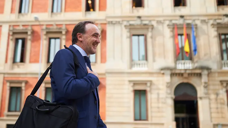 Javier Esparza comparece en un acto de campaña a las puertas del Parlamento. PABLO LASAOSA