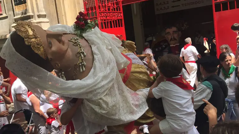 La Comparsa de gigantes y cabezudos se refugia en la plaza de toros ante la lluvia caída en Pamplona NAVARRACOM 1