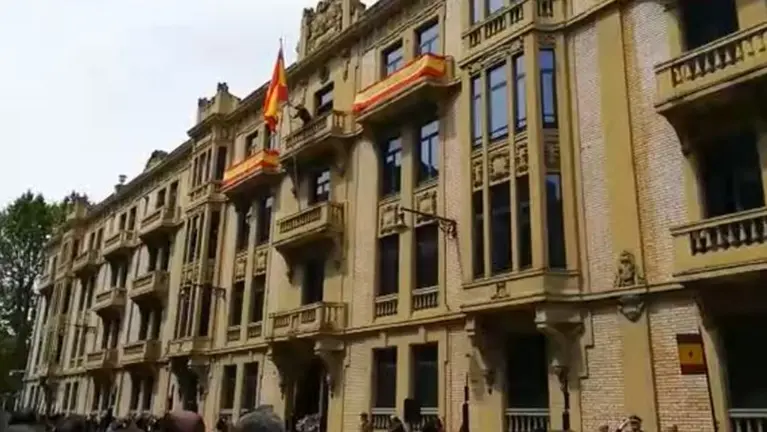 Captura del izado de la bandera en Pamplona