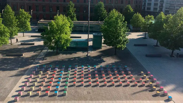La tabla periódica gigante que se ha instalado en la Plaza del Baluarte con motivo de su 150 aniversario. GOBIERNO DE NAVARRA