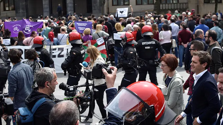 GRAFCAV4655. UGAO-MIRABALLES (BIZKAIA), 23/05/2019.-El presidente de Ciudadanos, Albert Rivera (d), y la candidata al Parlamento Europeo Maite Pagazaurtundua (2d), acompa..ados por otros dirigentes de su partido, participan este jueves, bajo una intensa presencia policial, en un homenaje a las v..ctimas del terrorismo en Ugao-Miraballes, la localidad natal del exdirigente de ETA Jos.. Antonio Urrutikoetxea, Josu Ternera, recientemente detenido.EFE/Miguel To..a