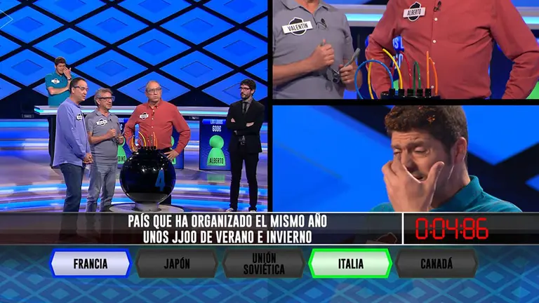 Manu Zapata, el concursante navarro de Los Lobos, sigue desde su atril con impotencia el fallo de sus compañeros en una de las bombas clasificatorias de Boom ANTENA 3