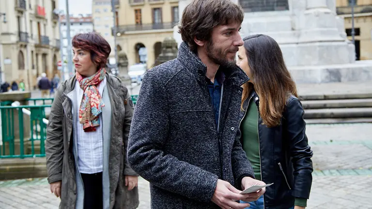 El candidato de Podemos a la Presidencia del Gobierno de Navarra, Mikel Buil, y el candidato a la Alcald..a de Pamplona, Gaxan Sad, atienden a los medios