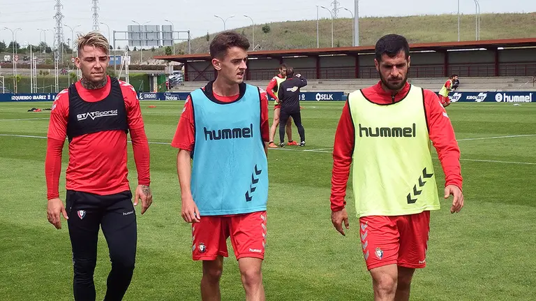 Los jugadores de Osasuna Brandon, Aimar Oroz y Fran Mérida en Tajonar.