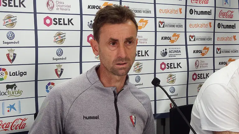 El entrenador Santiago Castillejo en rueda de prensa en Tajonar. Navarra.com