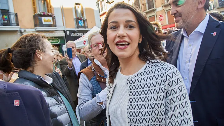 Inés Arrimadas, y el candidato a la presidencia Javier Esparza, participan en un acto electoral de Navarra Suma. ÍÑIGO ALZUGARAY (116)