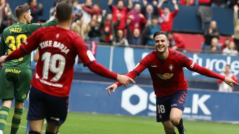 Imagen del partido que enfrenta a Osasuna contra la U.D. Las Palmas en El Sadar. IÑIGO ALZUGARAY