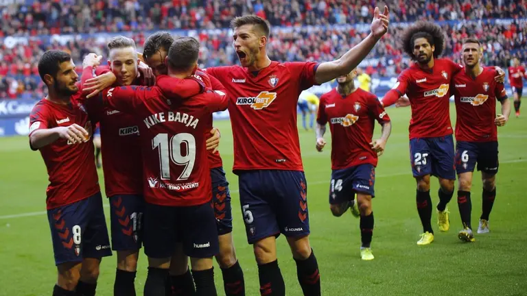 Imagen del partido que enfrenta a Osasuna contra la U.D. Las Palmas en El Sadar. IÑIGO ALZUGARAY