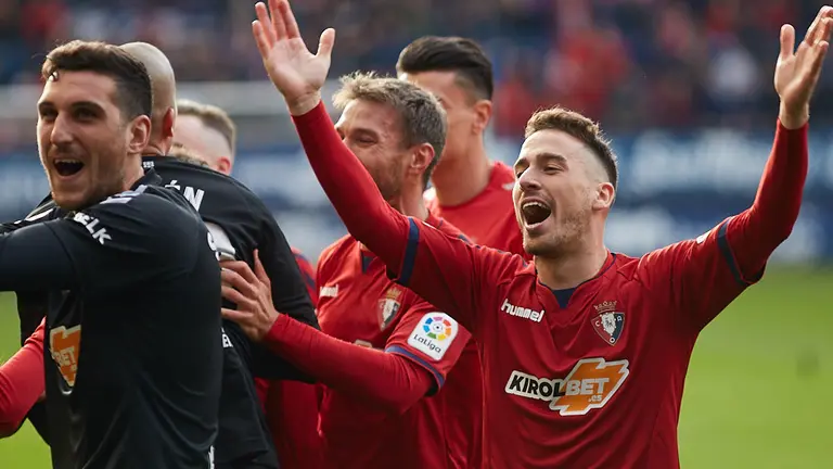 Jugadores y afici..n celebran el ascenso a Primera Divisi..n en El Sadar tras el partido entre Osasuna y Las Palmas. I..IGO ALZUGARAY