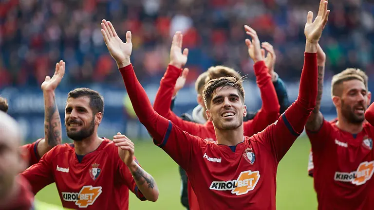 Jugadores y afici..n celebran el ascenso a Primera Divisi..n en El Sadar tras el partido entre Osasuna y Las Palmas. I..IGO ALZUGARAY