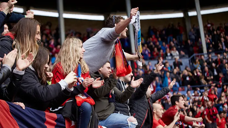 La grada de El Sadar durante el partido entre Osasuna y Las Palmas. I..IGO ALZUGARAY